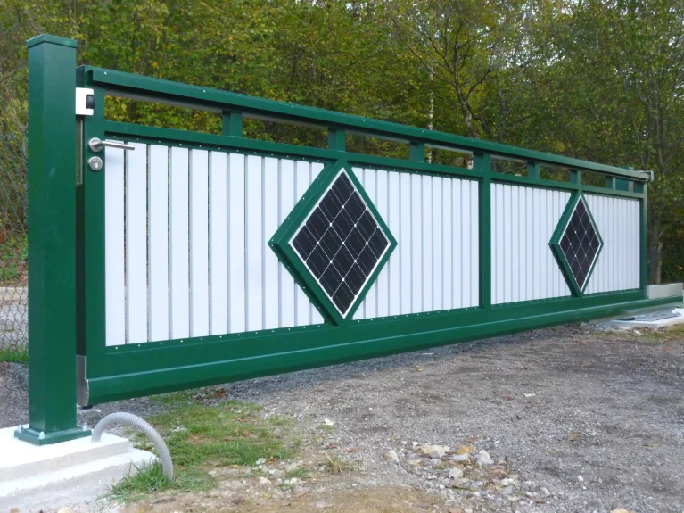 Integrierte PV-Paneele im Solartor — modernes Design in Grün-Grau